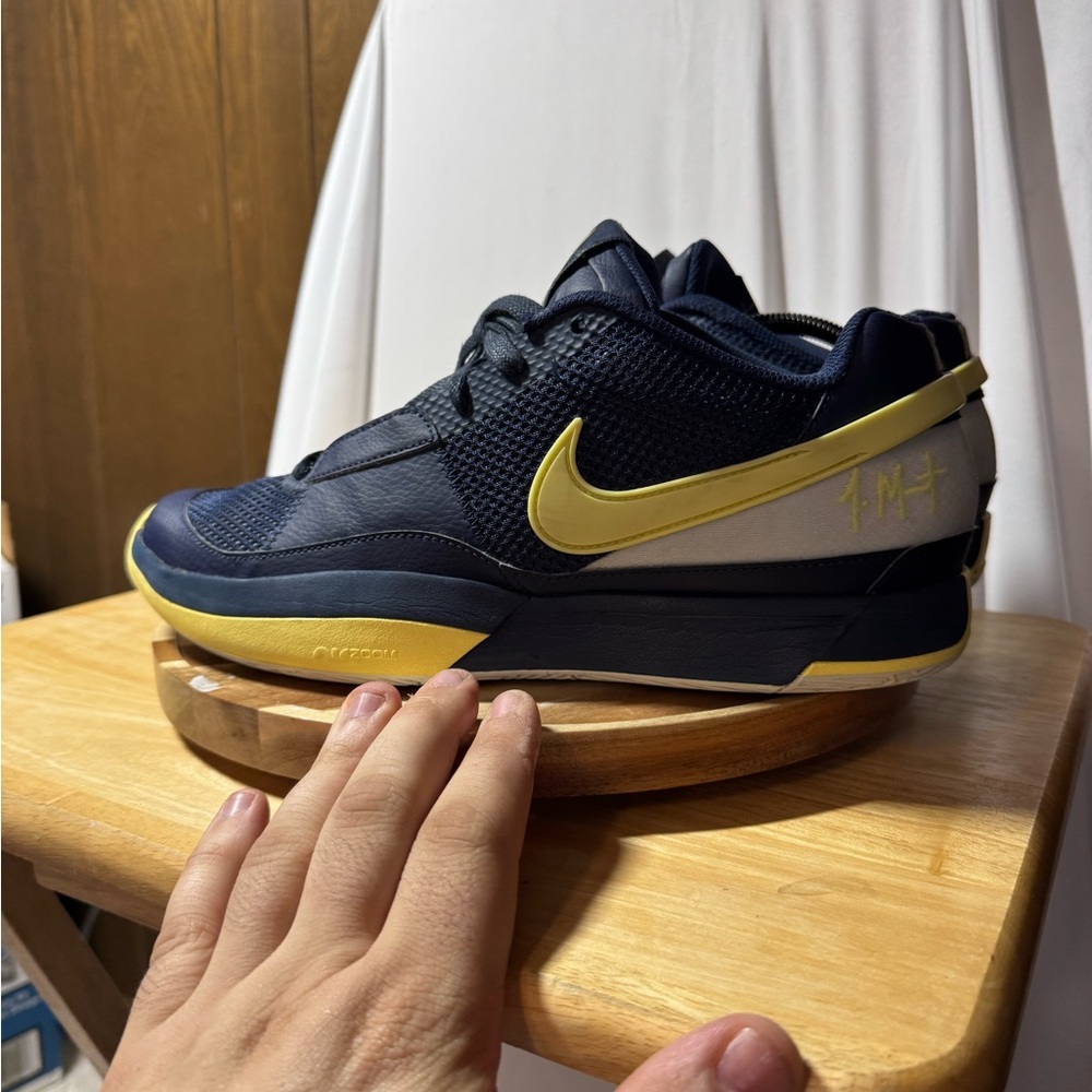 Nike Men's Navy and Yellow Low-Top Sneakers